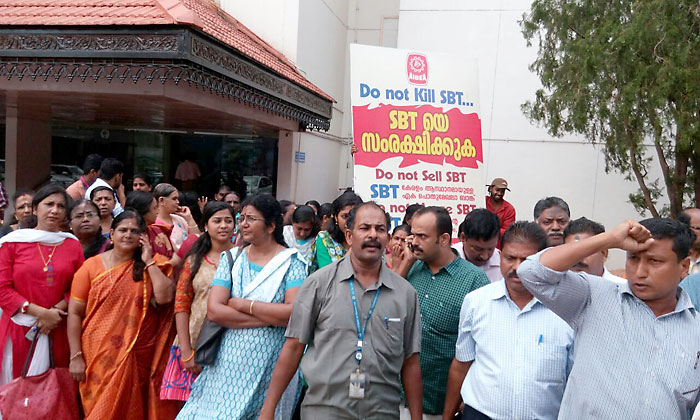 SBT employees protest over transfer of CJM S. Adikesavan in Thiruvananthapuram on Aug. 16