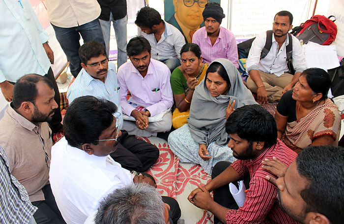 Students and mother of Rohith Vemula on hunger strike at Hyderabad University (with leaders of Welfare Party fromn Kerala)