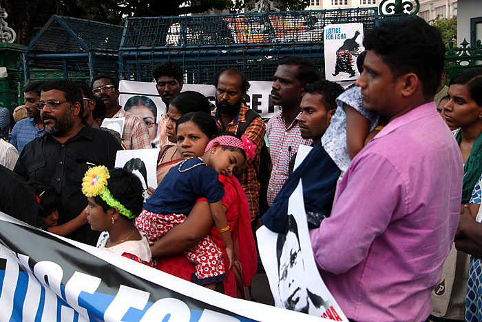 People with children in their arms protesting against the murder in Thiruvananthapuram